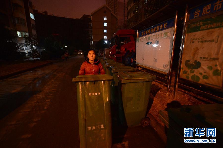 我扛起,永远在一起:12岁女孩靠课余清运垃圾撑起"癌症家庭